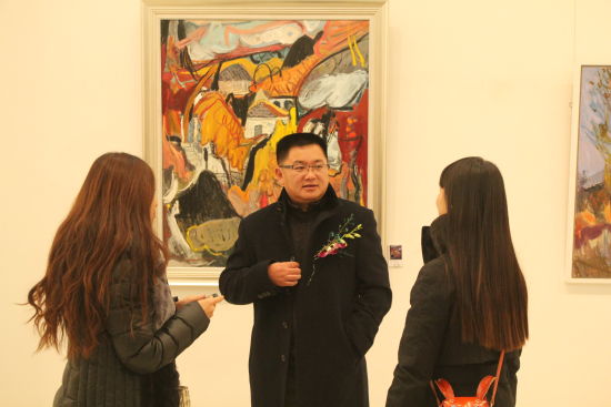 画家杨继锋和媒体记者交流自己作品