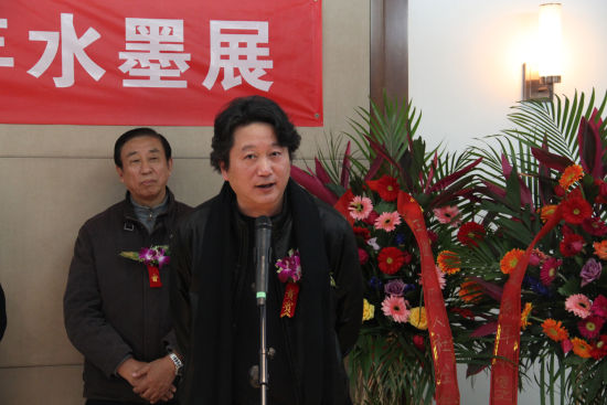 中国国家画院副院长张江舟在赵曼新年水墨展开幕式上致辞