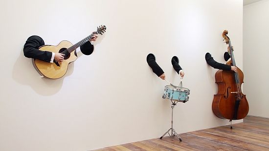 在本次参展的作品《低语》中，三个演员隐身在墙体中表演乐器，观众只能见到他们的手在演奏，营造出“墙在低语”的效果。