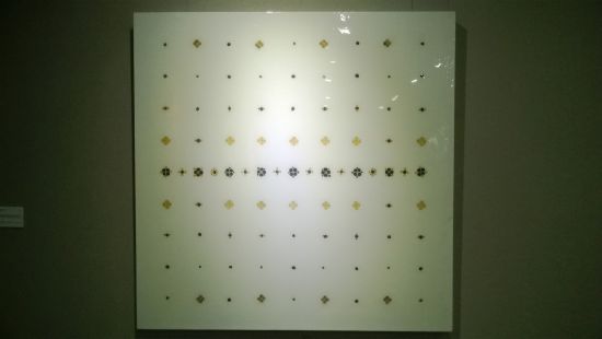 艺术家陈友桐用细菌在亚麻布上的绘画