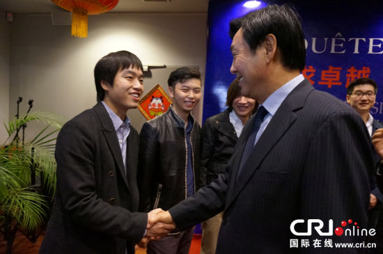 中国驻法大使翟隽（右一）与中国青年油画家交流