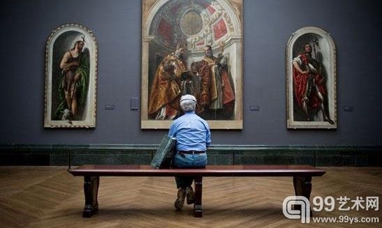 一位参观者正在观看英国伦敦国家美术馆展出的保罗·委罗内塞（Paolo Veronese）的艺术作品。