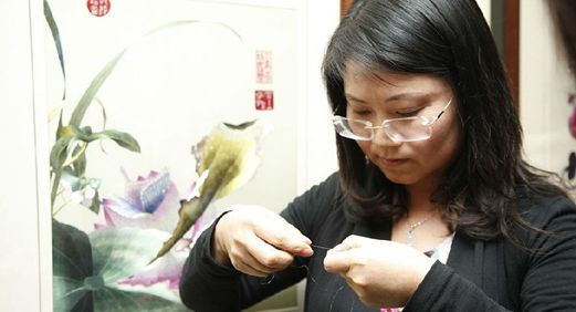 陈英华老师为大家展示苏绣中运用的劈丝技艺，令人惊奇