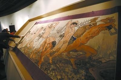昨天，在中华世纪坛世界艺术馆的展厅里，工作人员对画家徐悲鸿的作品《愚公移山》进行点验。 记者 饶强摄