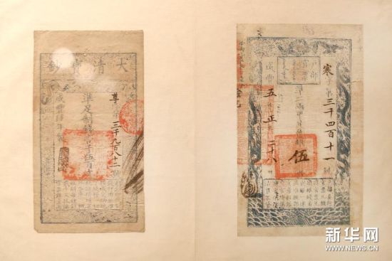 这是中国古代货币展展出的清朝时期的大清宝钞（左）和户部官票（右）（5月25日摄）。