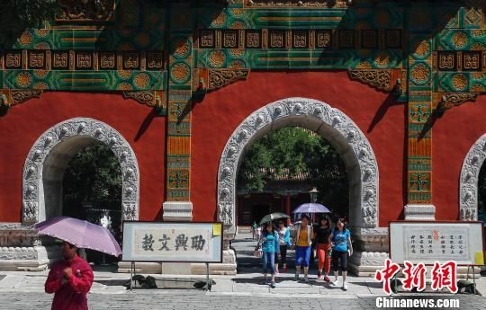 27日，中国古代匾额科举拓片展在北京国子监开展，牌匾与古殿共同述说着历史变迁的荣辱兴衰，见证千年的科举文化。图为展览现场。 张浩 摄