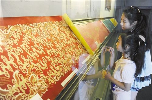 7月16日，清朝皇室專用紙、絹在三峽博物館展出。