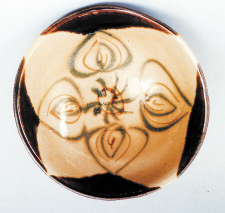青釉褐綠彩花紋碗（高4cm、口徑15cm、底徑5cm）