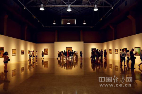 8月12日，民革中央画院主办的“民革中央画院首届油画展”在北京中国油画院美术馆开幕。中国经济网记者苏琳摄。