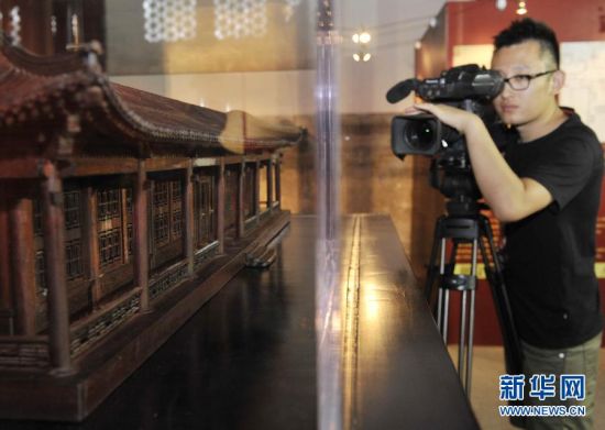 9月2日，一位记者在拍摄启动仪式上展出的澹泊宁静建筑模型。
