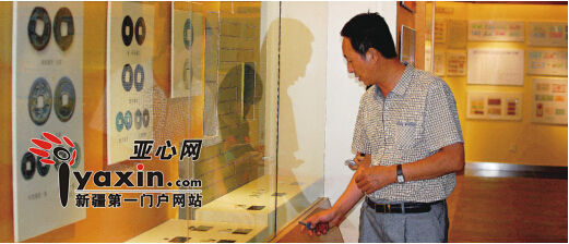 9月9日15时，新疆财经大学宣传部部长刘斌带记者看金融博物馆内的新疆历代货币展柜。亚心网记者 豆兴军 摄