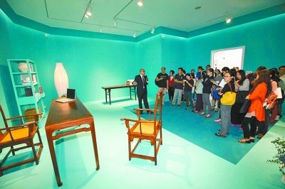 中国嘉德工艺品部总经理乔皓引导嘉宾参观展览。