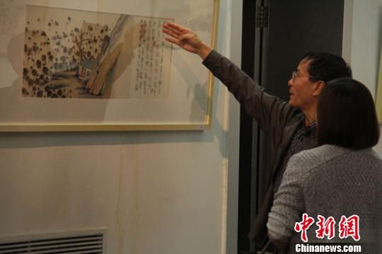 24日，“梦回旧国”——老树画画水墨作品展在甘肃省艺术馆开幕，画家老树先生用画笔“描绘”着生活中的率性，讲述着智慧的生活哲理。　丁思　摄