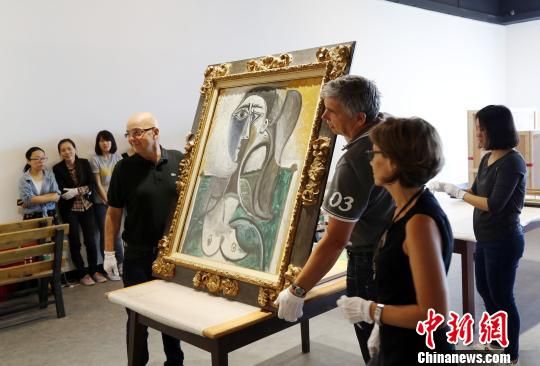 工作人员展示刚刚开箱的毕加索作品《坐着的女人半身像》。　唐哲昊　摄