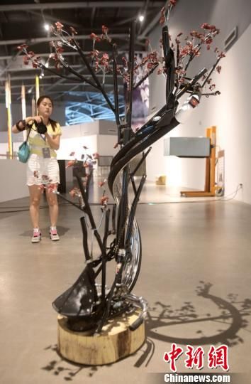 一场名为《复调——中国艺术生态调查》的艺术展在南艺美术馆展出，另类的视角让参观者驻足　泱波　摄