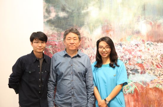 从左至右依次为：艺术家许宏翔、中国艺术研究院副院长谭平、“青年艺术100”执行总监彭玮