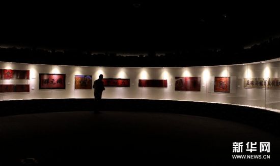 9月30日，观众在首都博物馆参观“北京老字号”展。
