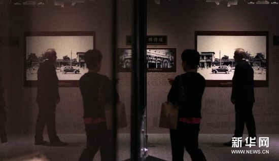 9月30日，观众在首都博物馆参观“北京老字号”展。