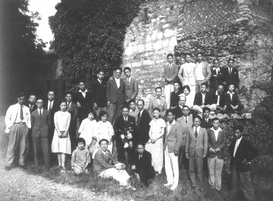 1932年赴欧洲考察的程砚秋(中间持花者）在法国里昂中法大学与校长孙佩苍（右）及夫人（左），蹲坐女孩为其女