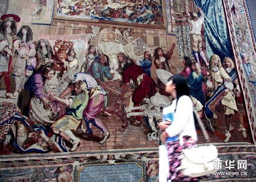 （1）10月19日，一名参观者在欣赏法国编织挂毯。