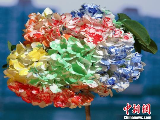图为展览策展人、国际知名艺术家杨青青的转媒体作品《花》。