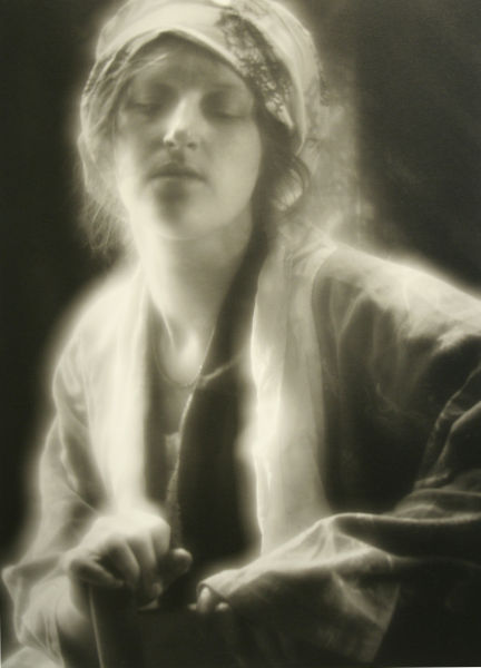 依莫金_坎宁安Imogen Cunningham 《梦The Dream》 银盐工艺Gelatin Silver Print  1910  24.6×33.7cm中国美术馆藏(1)