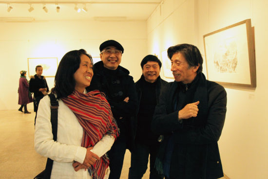 艺术家宁方倩（左一）与中央美术学院院长范迪安（右一）