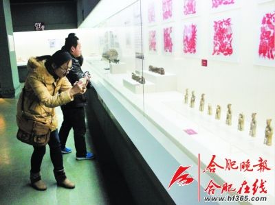 现场观众拍照忙