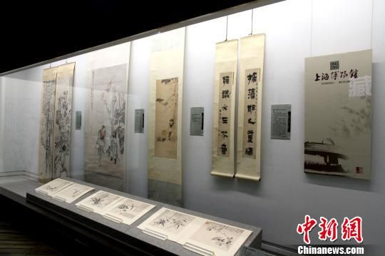 图为中国四大博物馆馆藏“扬州八怪”101幅真迹扬州展出。　崔佳明　摄