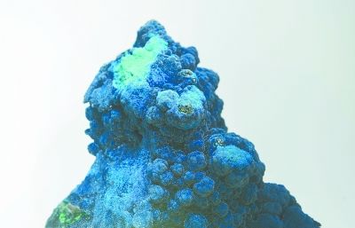 藍磷銅礦。藍磷銅礦是一種鹼性銅碳酸鹽礦物，也叫石青，常與孔雀石一起產於銅礦床的氧化帶中。