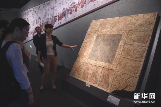 6月23日，观众在首都博物馆欣赏从北京市房山区出土的刘济夫人墓志盖。