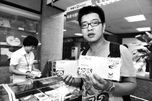 昨天，在香蜜湖邮局，张先生刚刚买了两套大运会的首日纪念封。