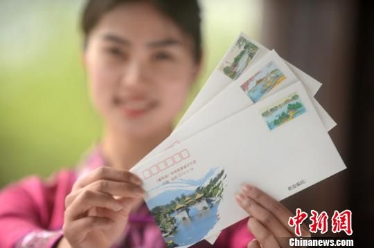   图为游客和集邮爱好者在瘦西湖景区排队购买《瘦西湖》特种邮票。　孟德龙　摄