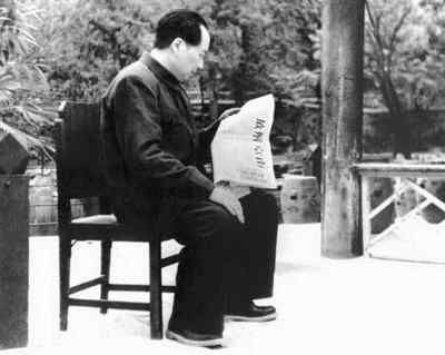 徐肖冰1949年4月24日摄“毛泽东看解放南京号外”。